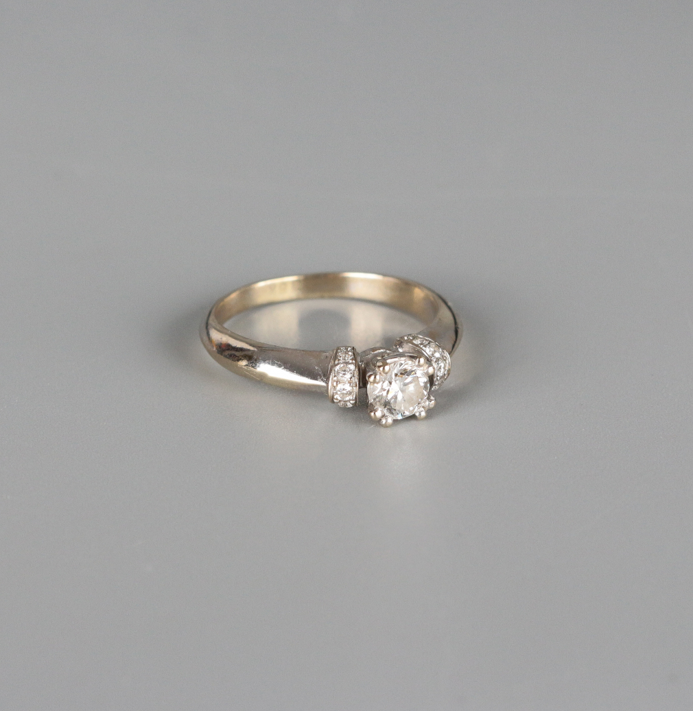 Золотое кольцо с бриллиантами - фото - 1